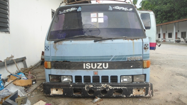 หัวอึซูซุ  NKR 110 ตามสภาพครับ หัวยกใด้ มีผุบ้างตามสภาพนะครับ