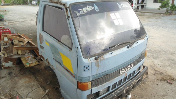 หัวอึซูซุ  NKR 110 ตามสภาพครับ หัวยกใด้ มีผุบ้างตามสภาพนะครับ