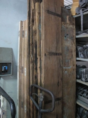 ขายไม้สักเก่าไม้พื้นหนาๆหลายขนาดสั้นยาวและไม้แดงเป็นท่อนๆ