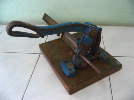 เครื่องมือตัดเหล็กงานเก่า สำหรับเหล็กแพ่นบางๆ