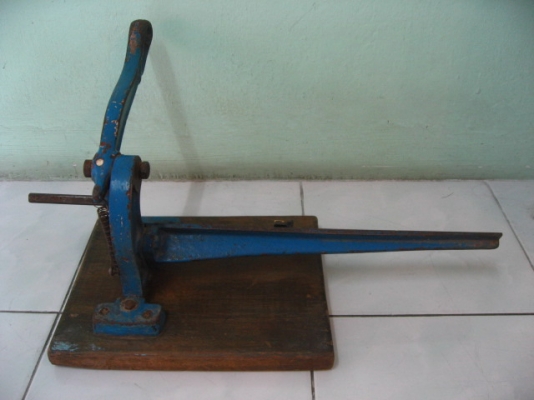 เครื่องมือตัดเหล็กงานเก่า สำหรับเหล็กแพ่นบางๆ