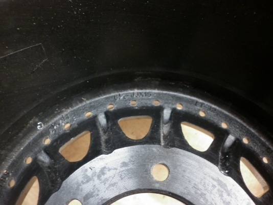 ต้องการขายล้อ 6 รู ขอบ15นิ้ว กว้าง7นิ้ว เเละ 8นิ้วครึ่ง