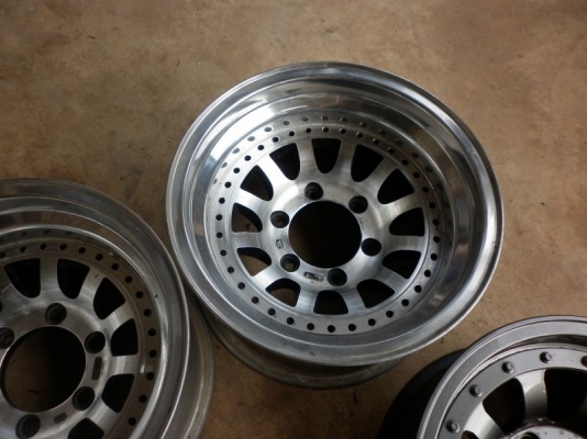 ต้องการขายล้อ 6 รู ขอบ15นิ้ว กว้าง7นิ้ว เเละ 8นิ้วครึ่ง