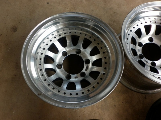 ต้องการขายล้อ 6 รู ขอบ15นิ้ว กว้าง7นิ้ว เเละ 8นิ้วครึ่ง