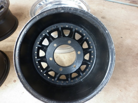 ต้องการขายล้อ 6 รู ขอบ15นิ้ว กว้าง7นิ้ว เเละ 8นิ้วครึ่ง