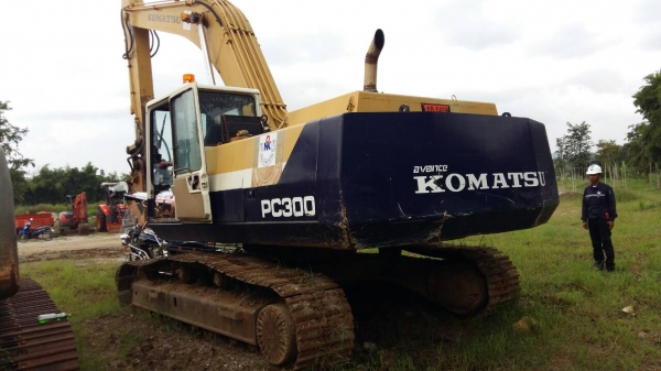ขายรถแบคโฮKOMATSU.PC300-5มีลายหัวแหยกมีเลมทะเบืยน