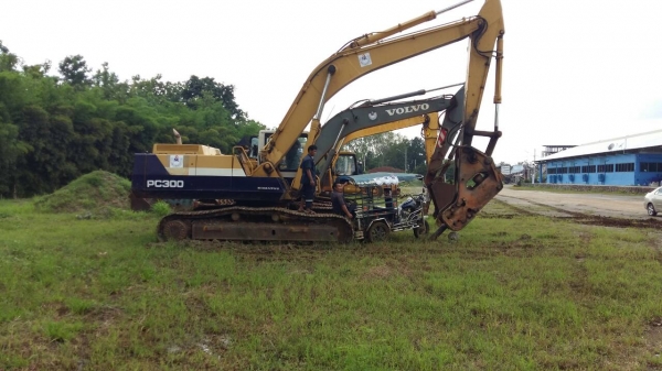 ขายรถแบคโฮKOMATSU.PC300-5มีลายหัวแหยกมีเลมทะเบืยน
