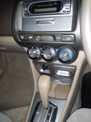 Honda City ปี 2003 รถบ้านเดิมๆ เครื่อง 1500 เกียร์ออโต้ สภาพดี สีสวย เครื่องดี แอร์เย็น เช็คศูนย์ตลอด ไม่เคยดมแก๊ส เอกสารครับพร้อมโอน สนใจคุยกันครับ