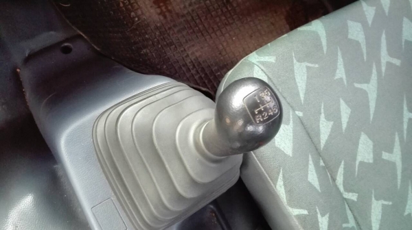 ขายรถบรรทุก 6 ล้อติดเครน HINO FC4J 165 แรงม้าปี 2548 ติดเครน TONADO 3.6 ตัน 5 ปลอก 4 ชัก ไมล์ 141187 กม.ราคา 950000