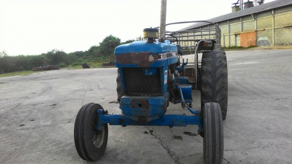 ขายรถไถฟอร์ดเพลาเดียวไม่มีเครื่องมือตามสภาพเครื่องติดวิ่งได้