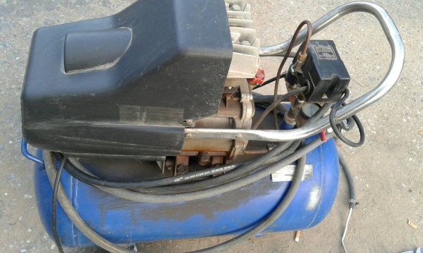 ปั้มลมโรตารีสภาพเดิมๆครับพร้อมใช้งานครับเสียงนิ่มเก็บลมดีครับราคานี้คุ้มมากครับ