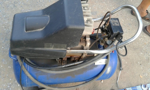 ปั้มลมโรตารีสภาพเดิมๆครับพร้อมใช้งานครับเสียงนิ่มเก็บลมดีครับราคานี้คุ้มมากครับ