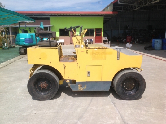 ขายรถบดKomatsuรุ่นJV25CW-2 หน้าเหล็กหลังยาง4เส้น นำเข้าญี่ปุ่น ไม่เคยใช้งานในไทยมีเอกสารพร้อมจดทะเบียน เอวอ่อน หนัก2.5ตันบดอัดสั่นสเทือนได้ สภาพดีพร้อมใช้งาน