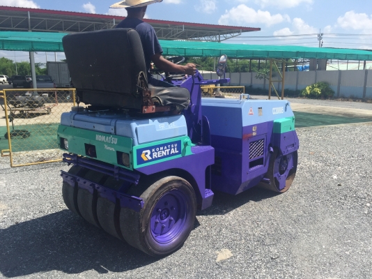 ขายรถบดKomatsuรุ่นJV25CW-2 หน้าเหล็กหลังยาง4เส้น นำเข้าญี่ปุ่น ไม่เคยใช้งานในไทยมีเอกสารพร้อมจดทะเบียน เอวอ่อน หนัก2.5ตันบดอัดสั่นสเทือนได้ สภาพดีพร้อมใช้งาน