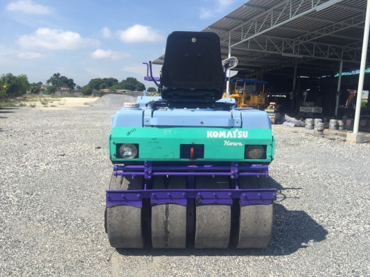 ขายรถบดKomatsuรุ่นJV25CW-2 หน้าเหล็กหลังยาง4เส้น นำเข้าญี่ปุ่น ไม่เคยใช้งานในไทยมีเอกสารพร้อมจดทะเบียน เอวอ่อน หนัก2.5ตันบดอัดสั่นสเทือนได้ สภาพดีพร้อมใช้งาน