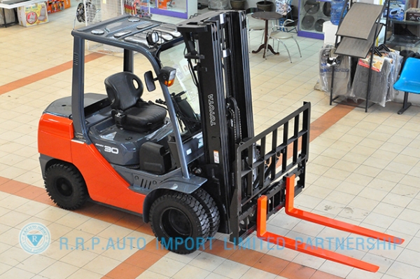 ขายรถโฟล์คลิฟท์มือสอง TOYOTA รุ่น 8FD30-14398 ราคา xxx,xxx บาท นำเข้าจากประเทศญี่ปุ่น 100\% ไม่เคยใช้งานในไทย