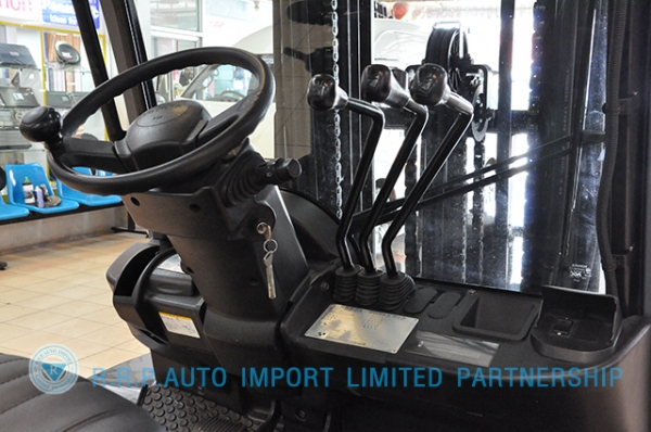 ขายรถโฟล์คลิฟท์มือสอง TOYOTA รุ่น 8FD30-14398 ราคา xxx,xxx บาท นำเข้าจากประเทศญี่ปุ่น 100\% ไม่เคยใช้งานในไทย