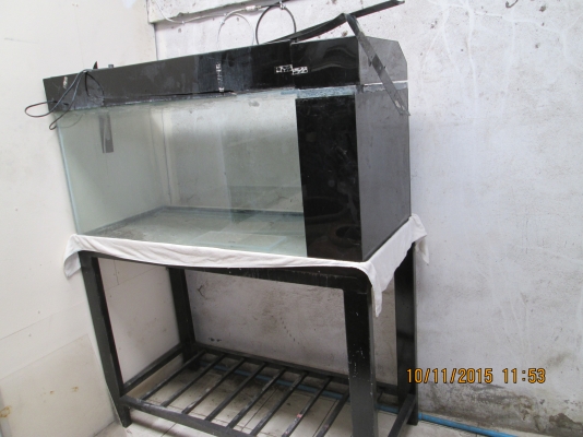 ตู้ปลาขาแข็งแรง     สภาพดีครับ   ขายถูกๆ  ราคา  2000บาท