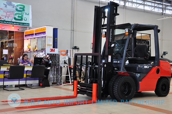 ขายรถโฟล์คลิฟท์มือสอง TOYOTA รุ่น 8FD30-30496 ราคา xxx,xxx บาท นำเข้าจากประเทศญี่ปุ่น 100\% ไม่เคยใช้งานในไทย