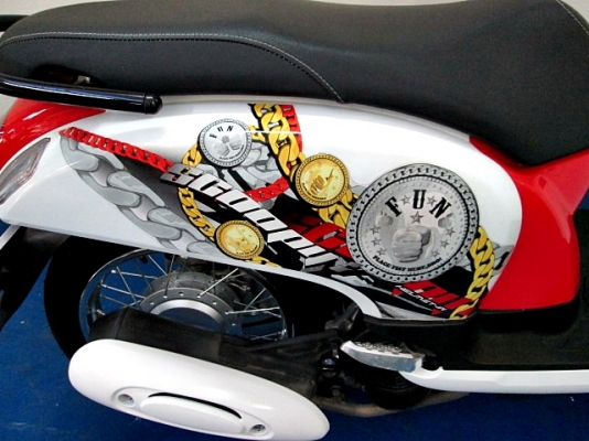 SCOOPY สีขาวแดง ลาย FAN ล่าสุด โฉมปัจจุบัญ รถเดือน ม.ค. ปี 58ไมล์ 7 พันโล รถสวยฟรีโอน ของแถม 4 รายการ 33900