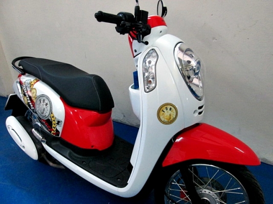 SCOOPY สีขาวแดง ลาย FAN ล่าสุด โฉมปัจจุบัญ รถเดือน ม.ค. ปี 58ไมล์ 7 พันโล รถสวยฟรีโอน ของแถม 4 รายการ 33900