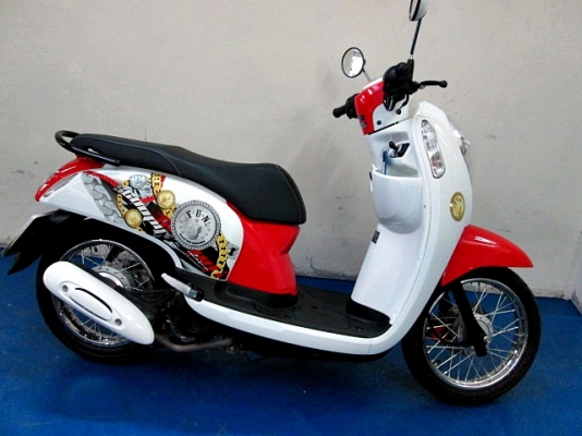 SCOOPY สีขาวแดง ลาย FAN ล่าสุด โฉมปัจจุบัญ รถเดือน ม.ค. ปี 58ไมล์ 7 พันโล รถสวยฟรีโอน ของแถม 4 รายการ 33900