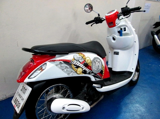 SCOOPY สีขาวแดง ลาย FAN ล่าสุด โฉมปัจจุบัญ รถเดือน ม.ค. ปี 58ไมล์ 7 พันโล รถสวยฟรีโอน ของแถม 4 รายการ 33900