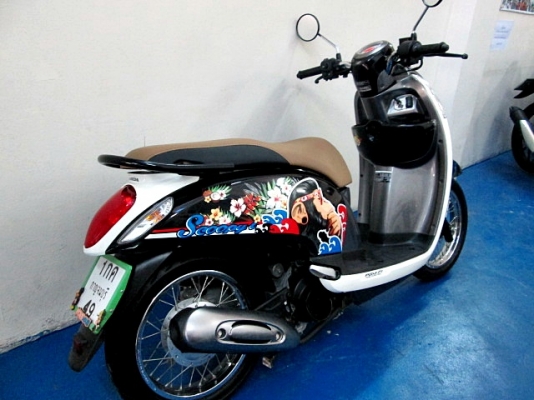 SCOOPY สีขาวดำ ลายกอลิล่า รถเดือน เมษายน ปี57ไมล์ 3 พันโล ภาษี พรบต่อเรียบร้อย รถสวยของแถม 3 รายการ 31900