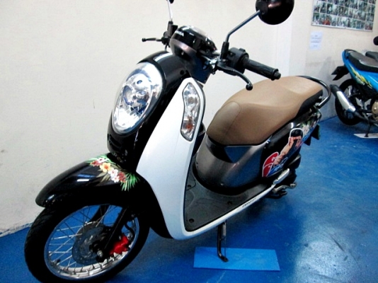 SCOOPY สีขาวดำ ลายกอลิล่า รถเดือน เมษายน ปี57ไมล์ 3 พันโล ภาษี พรบต่อเรียบร้อย รถสวยของแถม 3 รายการ 31900