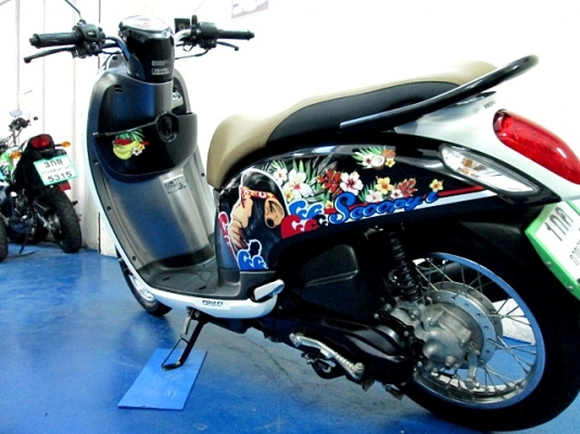 SCOOPY สีขาวดำ ลายกอลิล่า รถเดือน เมษายน ปี57ไมล์ 3 พันโล ภาษี พรบต่อเรียบร้อย รถสวยของแถม 3 รายการ 31900