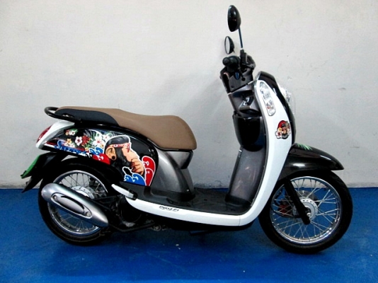 SCOOPY สีขาวดำ ลายกอลิล่า รถเดือน เมษายน ปี57ไมล์ 3 พันโล ภาษี พรบต่อเรียบร้อย รถสวยของแถม 3 รายการ 31900