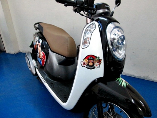 SCOOPY สีขาวดำ ลายกอลิล่า รถเดือน เมษายน ปี57ไมล์ 3 พันโล ภาษี พรบต่อเรียบร้อย รถสวยของแถม 3 รายการ 31900