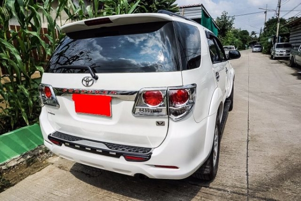 ขาย 2014 TOYOTA FORTUNER 2.5V ขับ2 NAVIกลิ่นใหม่ยังอยู่สภาพป้ายแดง เกียร์ออโต้ดีเซล สีขาวราคาถูกด่วนๆ
