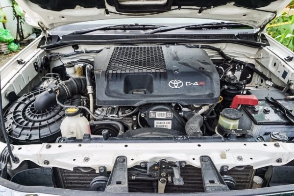 ขาย 2014 TOYOTA FORTUNER 2.5V ขับ2 NAVIกลิ่นใหม่ยังอยู่สภาพป้ายแดง เกียร์ออโต้ดีเซล สีขาวราคาถูกด่วนๆ