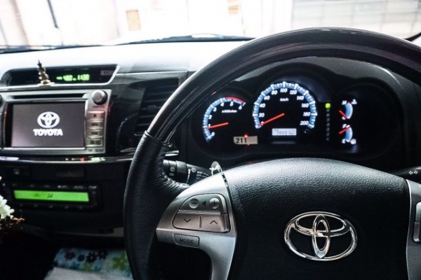 ขาย 2014 TOYOTA FORTUNER 2.5V ขับ2 NAVIกลิ่นใหม่ยังอยู่สภาพป้ายแดง เกียร์ออโต้ดีเซล สีขาวราคาถูกด่วนๆ