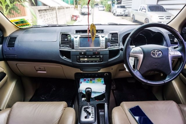 ขาย 2014 TOYOTA FORTUNER 2.5V ขับ2 NAVIกลิ่นใหม่ยังอยู่สภาพป้ายแดง เกียร์ออโต้ดีเซล สีขาวราคาถูกด่วนๆ