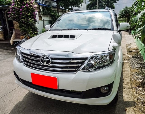 ขาย 2014 TOYOTA FORTUNER 2.5V ขับ2 NAVIกลิ่นใหม่ยังอยู่สภาพป้ายแดง เกียร์ออโต้ดีเซล สีขาวราคาถูกด่วนๆ