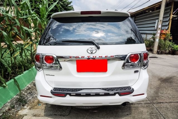 ขาย 2014 TOYOTA FORTUNER 2.5V ขับ2 NAVIกลิ่นใหม่ยังอยู่สภาพป้ายแดง เกียร์ออโต้ดีเซล สีขาวราคาถูกด่วนๆ