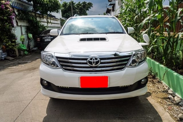 ขาย 2014 TOYOTA FORTUNER 2.5V ขับ2 NAVIกลิ่นใหม่ยังอยู่สภาพป้ายแดง เกียร์ออโต้ดีเซล สีขาวราคาถูกด่วนๆ