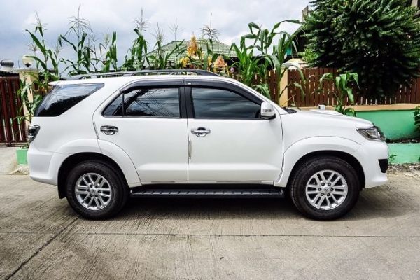 ขาย 2014 TOYOTA FORTUNER 2.5V ขับ2 NAVIกลิ่นใหม่ยังอยู่สภาพป้ายแดง เกียร์ออโต้ดีเซล สีขาวราคาถูกด่วนๆ