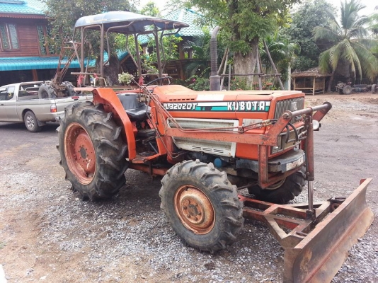 คูโบต้า L3202 4 WD พร้อมใบมีดดันหน้า เครื่องดี เกียร์ดี เพาเวอร์ ขายตามสภาพ