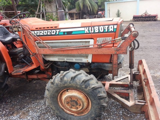 คูโบต้า L3202 4 WD พร้อมใบมีดดันหน้า เครื่องดี เกียร์ดี เพาเวอร์ ขายตามสภาพ