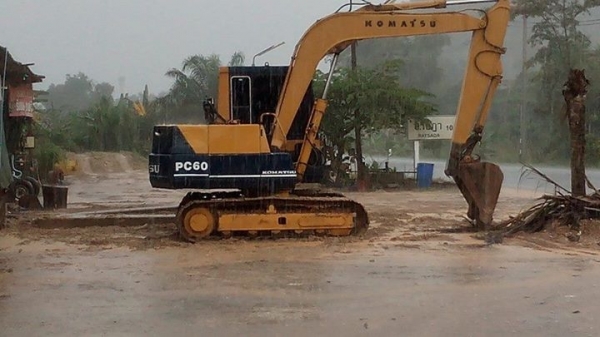 ขายรถเเบ็คโฮ  pc 60-5