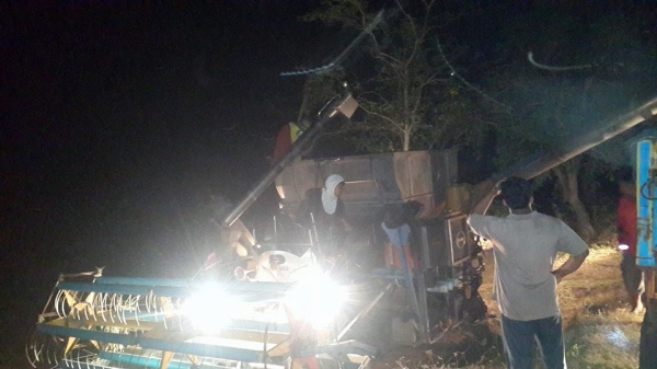 ขายรถเกี่ยวข้าวตัวเดิน12 อำนวย การช่าง ตู้แสตนเลส อุ้มแสตนเลสเครื่องHino jo8c ทรู 260 ช่วงล่างดี เครื่องดี สภาพลงงานดูรถหน้างาน ขายรถเกี่ยวข้าวตัวเดิน12 อำนวย การช่าง ตู้แสตนเลส อุ้มแสตนเลสเครื่องHino jo8c ทรู 260 ช่วงล่างดี เครื่องดี สภาพลงงานดูรถหน้างาน