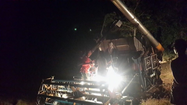 ขายรถเกี่ยวข้าวตัวเดิน12 อำนวย การช่าง ตู้แสตนเลส อุ้มแสตนเลสเครื่องHino jo8c ทรู 260 ช่วงล่างดี เครื่องดี สภาพลงงานดูรถหน้างาน