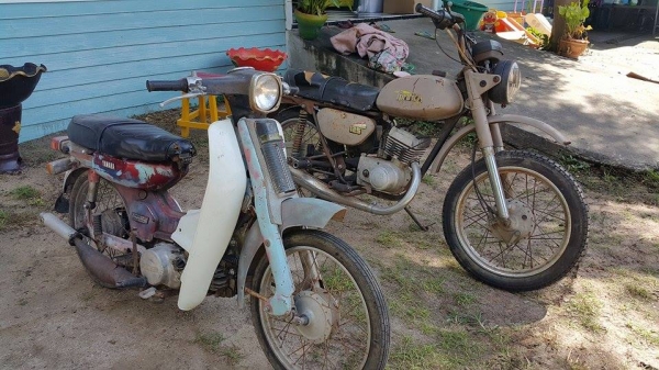 ขายรถมอเตอร์ไซค์โบราณสองคันไม่ได้ใช้ครับ