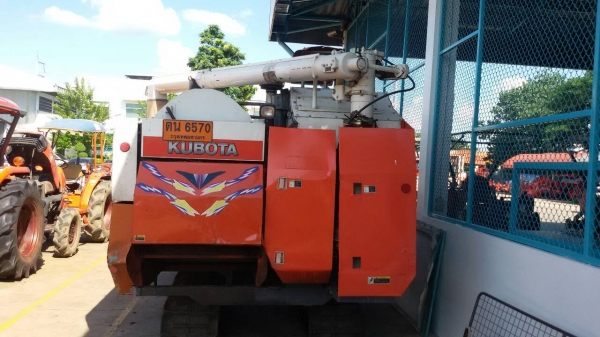 ขายรถเกี่ยวข้าวคูโบต้าDC 68 g ราคา 450,000 โทร 080-5532793 ,095-1685851