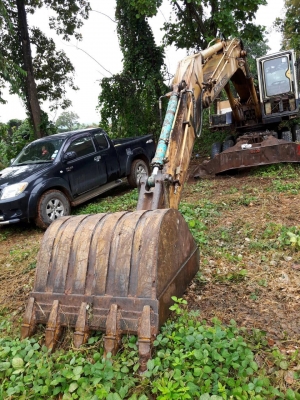 ขายรถแบคโฮล้อยาง  KOMATSU  PW 200-3พร้อมไลหัวเจาะ  2 เพลา เล่มทะเบียนรถสวยพร้อมใช้ราคา 680,000 090-772-3710 090-772-3708