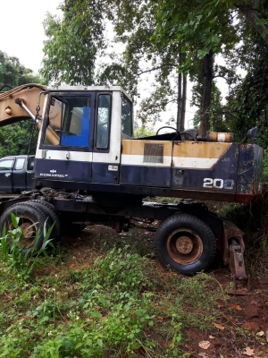 ขายรถแบคโฮล้อยาง  KOMATSU  PW 200-3พร้อมไลหัวเจาะ  2 เพลา เล่มทะเบียนรถสวยพร้อมใช้ราคา 680,000 090-772-3710 090-772-3708