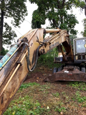 ขายรถแบคโฮล้อยาง  KOMATSU  PW 200-3พร้อมไลหัวเจาะ  2 เพลา เล่มทะเบียนรถสวยพร้อมใช้ราคา 680,000 090-772-3710 090-772-3708